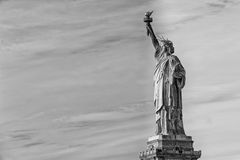 b-w-verticale-della-siluetta-della-statua-della-liberta-di-new-york-45673559.jpg